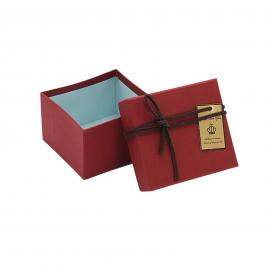 Stačiakampė maža dėžutė su raišteliu 8x8,5x5cm (Raudona)