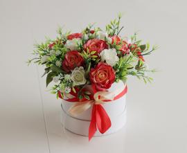 Dirbtinių baltų ir raudonų rožių kompozicija cilindrinėje dėžutėje, 25x20cm