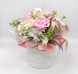 Dirbtinių rožių, hortenzijų kompozicija zomšinėje dėžutėje, 30x34cm