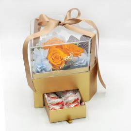 Miegančių stabilizuotų 3vnt oranžinių rožių kompozicija dėžutėje su Raffaello saldainiais, 19x18x19cm