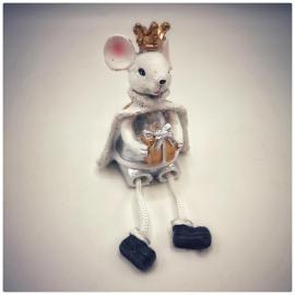 Keramikinė sėdinti pelė su karūna ir dovana, su virvinėmis kojomis (10x7x9,5cm)