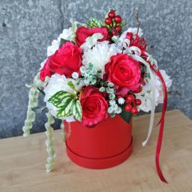 Dirbtinių raudonų rožių, baltų bijūnų kompozicija dėžutėje (30x37cm)