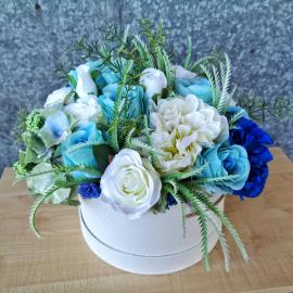 Dirbtinių baltų ir mėlynų rožių, hortenzijų kompozicija dėžutėje (35x30cm)