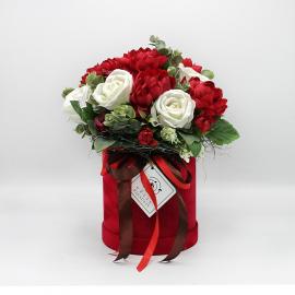 Dirbtinių baltų rožių ir raudonų bijūnų kompozicija cilindrinėje veliūrinėje dėžutėje, 32x38cm