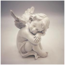Sėdintis miegantis angelas su mažais sparnais (9x8x12cm)
