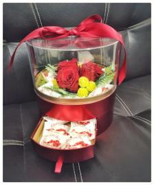 Miegančių stabilizuotų 3vnt raudonų rožių kompozicija dėžutėje su Raffaello saldainiais, 22x23cm