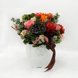 Dirbtinių rožių ir bijūnų kompozicija keramikiniame vazone, 34x35cm