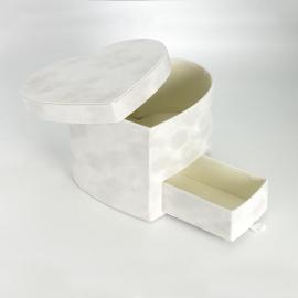 Širdelės formos dėžutė su stalčiumi "Zomšinės" (balta 21x20x15cm)