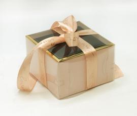Kvadratinės formos dėžutė su plastikiniu dangčiu ir kaspinu (rožinė)