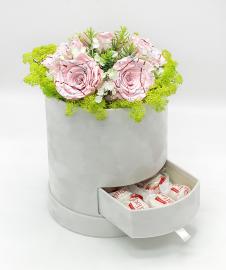 Miegančių stabilizuotų 5vnt rožinių rožių kompozicija cilindrinėje zomšinėje dėžutėje su Raffaello saldainiais, 18x25cm