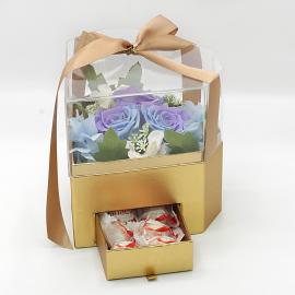 Miegančių stabilizuotų 3vnt violetinių/žydrų rožių kompozicija dėžutėje su Raffaello saldainiais, 19x18x19cm
