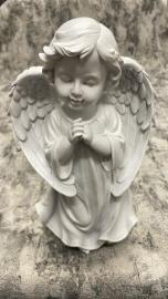 Stovintis rankas suglaudęs angelas, 28 cm aukščio, 17 cm pločio