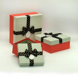 Kvadratinės dėžutės su kaspinėliu 3 dalių (raudona-pilka)
