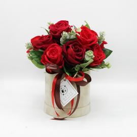 Dirbtinių raudonų ir bordo rožių kompozicija cilindrinėje veliūrinėje dėžutėje, 29x31cm