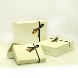 Stačiakampės dėžutės su kaspinėliu 3 dalių (kreminė)