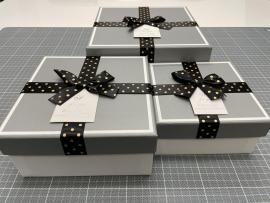 Kvadratinės dėžutės su kaspinėliu 3 dalių (balta-pilka)
