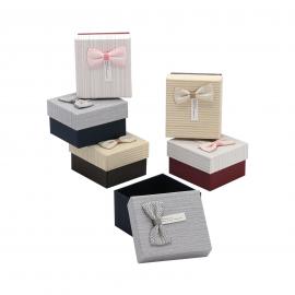 Stačiakampių mažų dėžučių su kaspinu komplektas iš 6vnt, 7,5x8,5x5cm (6vnt x 1,20€)