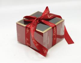 Kvadratinės formos dėžutė su plastikiniu dangčiu ir kaspinu (raudona)