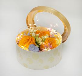Miegančių stabilizuotų 3vnt oranžinių rožių kompozicija dėžutėje su led girlianda, 18x9cm