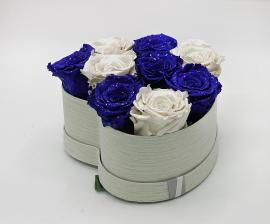 Miegančių 9vnt stabilizuotų mėlynų su blizgučiais ir sidabrinio metalo spalvos rožių kompozicija širdelės formos dėžutėje, 20x17x11cm