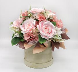 Dirbtinių rožių, hortenzijų kompozicija zomšinėje dėžutėje, 33x34cm