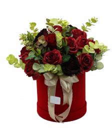 Dirbtinių rožių, eukalipto kompozicija raudonoje zomšinėje dėžutėje, 34x35cm