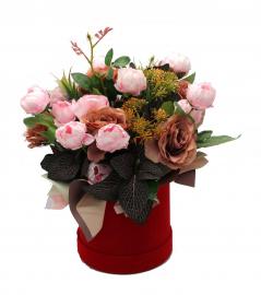 Dirbtinių rožių kompozicija raudonoje zomšinėje dėžutėje, 28x33cm