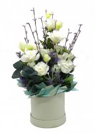 Dirbtinių eustomų, rožių kompozicija baltoje zomšinėje dėžutėje, 25x50cm