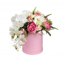 Dirbtinių bijūnų, baltų orchidėjų kompozicija rožinėje cilindrinėje dėžutėje (36x45cm)