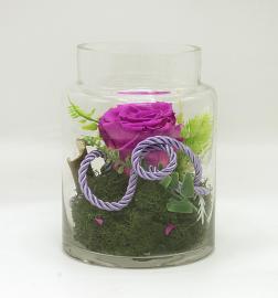 Miegančios stabilizuotos tamsiai rožinės rožės kompozicija stikliniame inde, 11,5x15cm