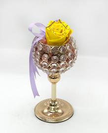 Miegančios stabilizuotos geltonos rožės kompozicija žvakidėje, 12x25cm