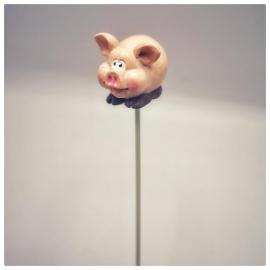 Keramikinė įsmeigiama kiaulė ant ilgo pagaliuko (4x2,5x3cm)
