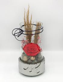 Miegančios stabilizuotos raudonos rožės kompozicija stiklinėje žvakidėje, 15x27cm