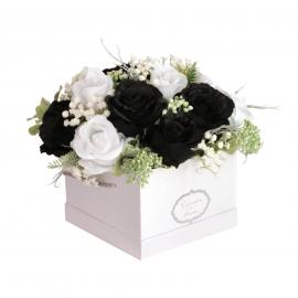 Dirbtinių juodų ir baltų rožių kompozcija kvadratinėje dovanų dėžutėje