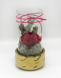 Miegančios stabilizuotos tamsiai rožinės rožės kompozicija stiklinėje žvakidėje, 15x27cm