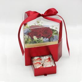 Miegančių stabilizuotų 3vnt raudonų rožių kompozicija dėžutėje su Raffaello saldainiais, 19x18x19cm