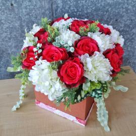 Dirbtinių raudonų rožių, bijūnų kompozicija dėžutėje (35x34cm)