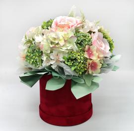 Dirbtinių rožių, hortenzijų kompozicija zomšinėje dėžutėje, 33x33cm