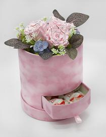 Miegančių stabilizuotų 3vnt rožinių rožių kompozicija cilindrinėje zomšinėje dėžutėje su Raffaello saldainiais, 18x23cm